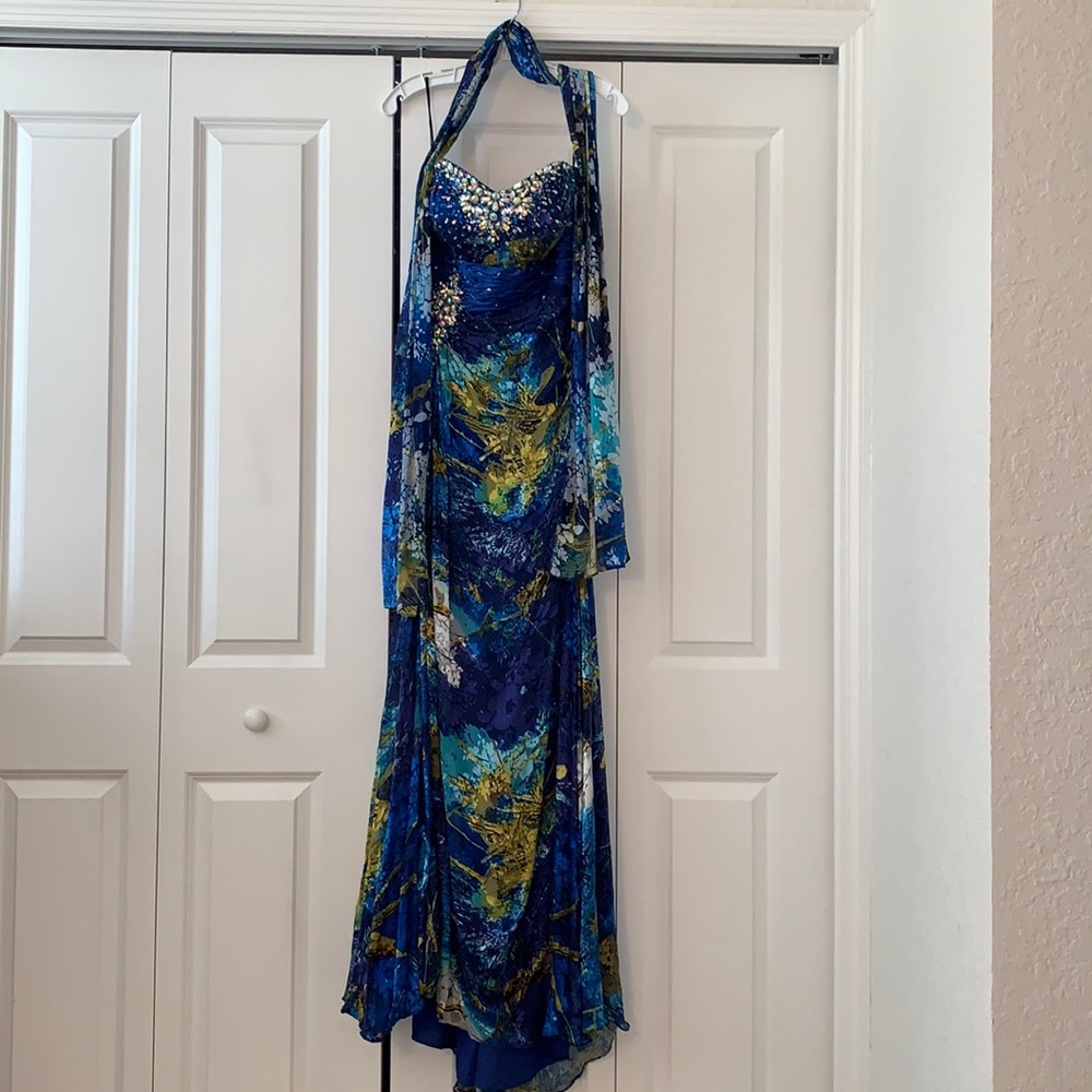 Stunning floor length formal gown with pashmina. Size 6, fits more like size 4